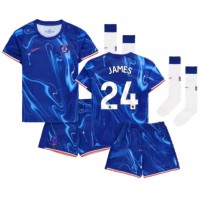 Maglia Calcio Chelsea Reece James #24 Prima Divisa Bambino 2024-25 Manica Corta (+ pantaloncini)